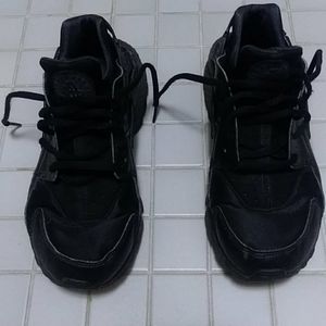 🚫SOLD🚫Nike Black Huaraches Size 8